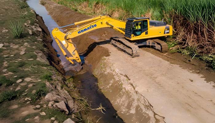 Equipo de Maquinpe Group ejecutando excavación para obra de infraestructura en Perú