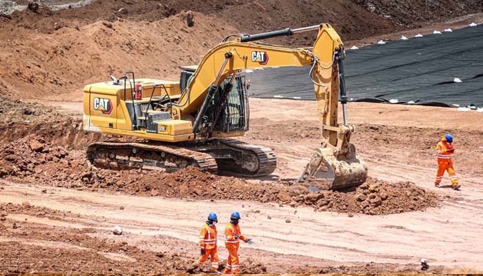 Retroexcavadora de Maquinpe Group en operación de cimentación en terreno urbano