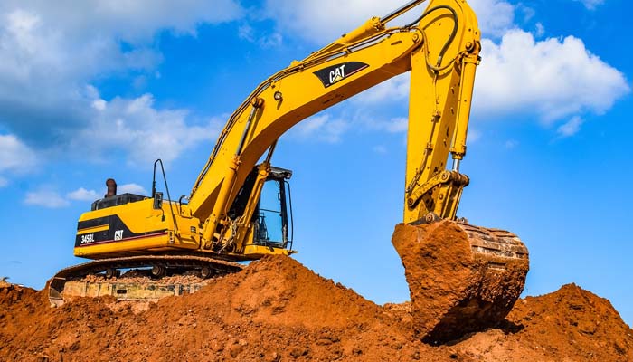 Excavadora realizando trabajos de movimiento de tierra en proyecto de construcción, Maquinpe Group