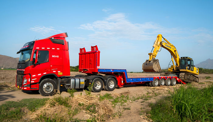 Camión cama baja transportando maquinaria pesada en Perú, Maquinpe Group